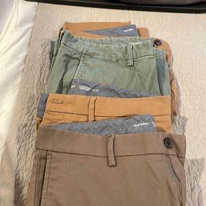Four pair Old Navy built-in slacks size 3430 men’s khakis